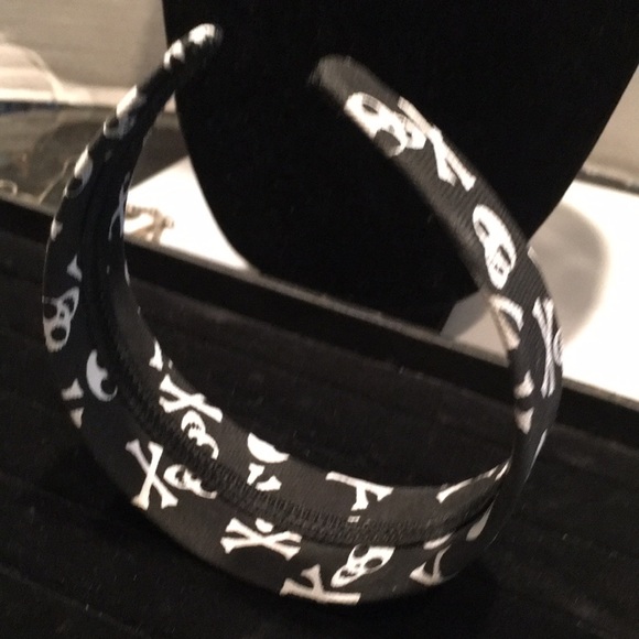 NWOT Skull and Crossbones Headband. - Picture 2 of 3